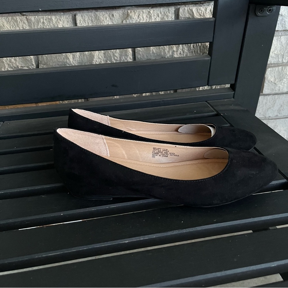 Steve Madden Black Suede Skimmer Flats Size 5.5M - Picture 2 of 4